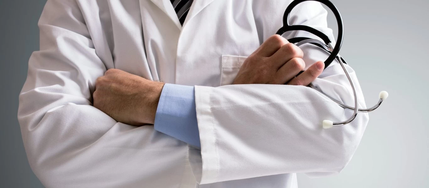 Θεσσαλονίκη: Χειροπέδες σε γιατρό που ζήτησε «φακελάκι» για μία ένεση